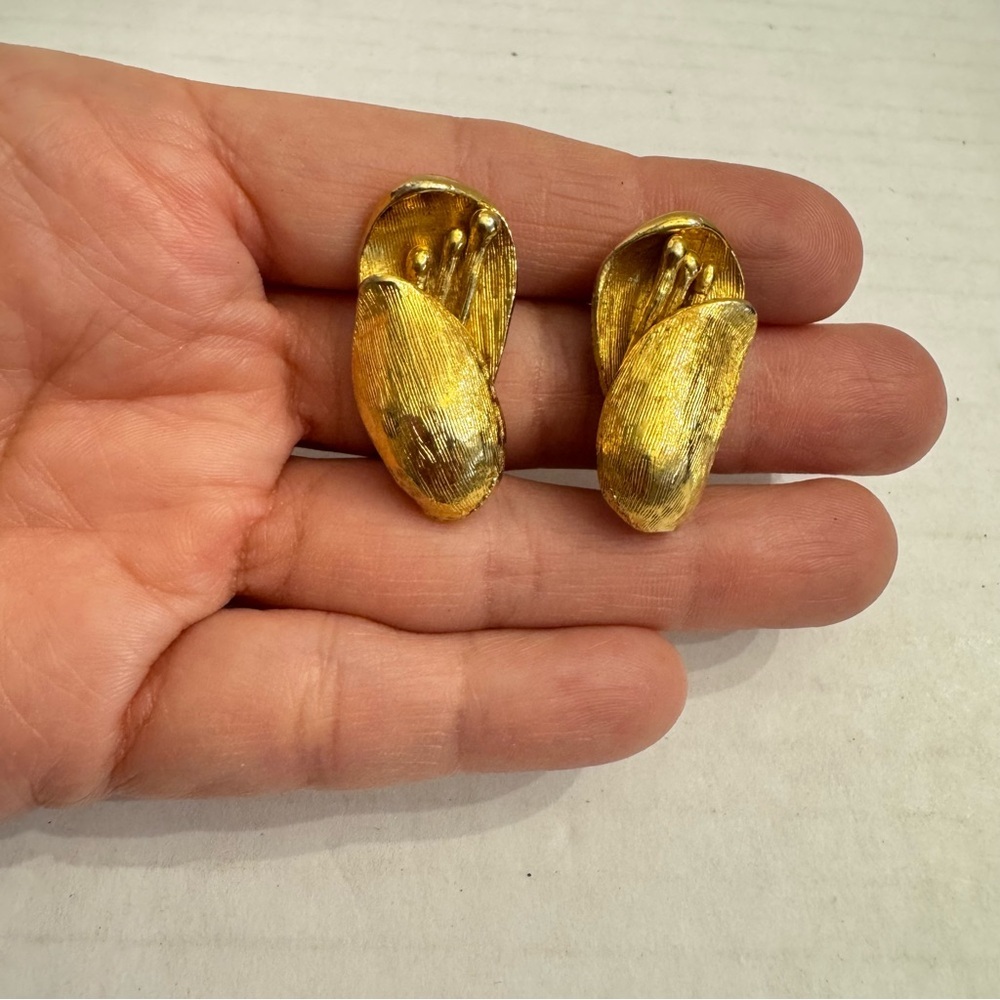 Vintage Signed Roget Flower Petal Tulips Gold Tone Earrings Clip On Screw Back